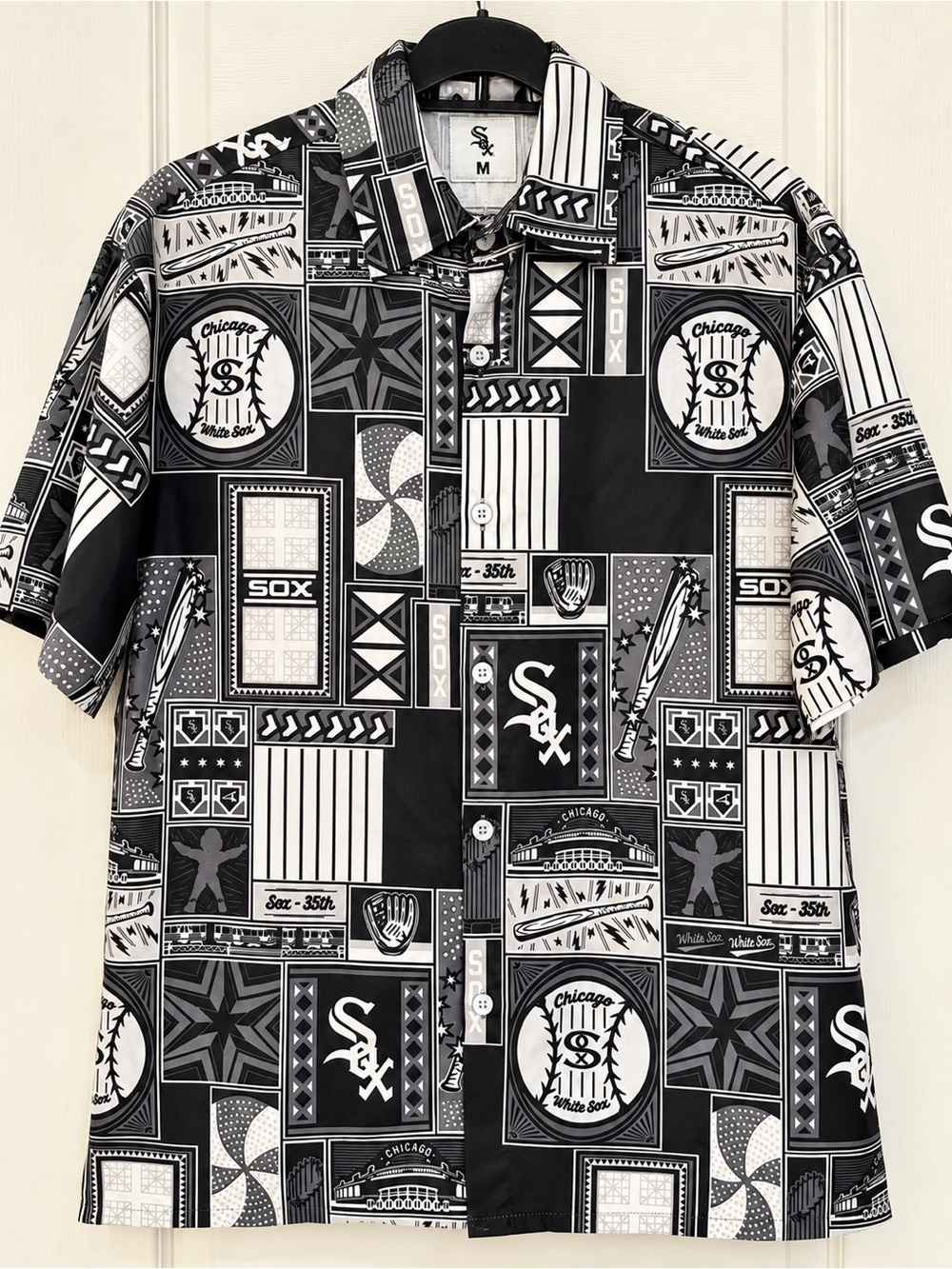 Chicago White Sox Men’s Button Up Shirt Size M All Over Print MLB